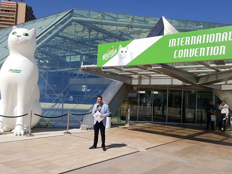 Sylvère Durand, speaker, devant l'entrée de la Convention Internationale Feu Vert à Monaco