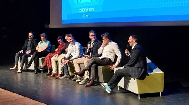 Sylvère Durand, animateur, en table ronde sur la scène de la convention HMY