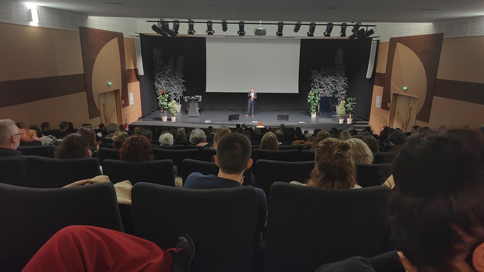 Sylvère Durand, maître de cérémonie, sur la scène d'une plénière de congrès